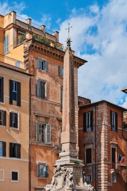 Roma, İtalya - 29 Ekim 2023: Kırmızı granit Mısırlı Macuteo Obelisk Pantheon 'un önündeki Piazza della Rotonda' da