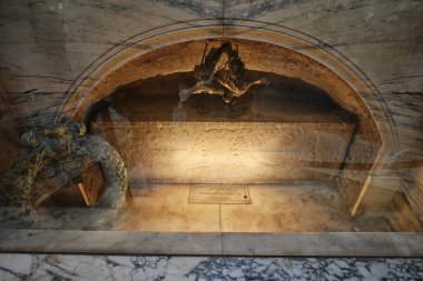 Roma, İtalya - 29 Ekim 2023: Pantheon 'daki Raphael' in mezarı. İnşa edildikten yaklaşık iki bin yıl sonra, Pantheon 'un kubbesi hala dünyanın en büyük güçlendirilmemiş beton kubbesidir.