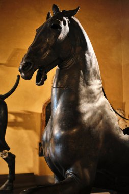 Roma, İtalya - 29 Ekim 2023: Bronz At heykeli MÖ 4. yüzyıldan kalma Capitolini Müzesi 'ndeki bir Yunandan esinlenilmiştir. 