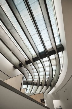 Roma, İtalya - 29 Ekim 2023: 21. yüzyıl modern sanat ve mimari müzesinin iç mimarisi, bina Zaha Hadid tarafından tasarlandı