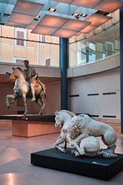 Roma, İtalya - 29 Ekim 2023: Aslan Capitoline Müzesinde Marcus Aurelius 'un Atlı Heykeli ve Bronz Atlı Heykeli' ne Saldırıyor