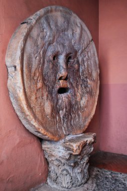 Roma, İtalya - 29 Ekim 2023: The Mouth of Truth (La Bocca della Verita), Cosmedin 'deki Santa Maria kilisesinin kapısından Pavonazzo mermerinden oyulmuştur.