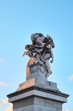 Roma, İtalya - 29 Ekim 2023: Anavatan Sunağı önünde Kadın Erkek Heykeli Öpüyor, Il Vittoriano Anıtı
