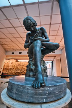 Roma, İtalya - 29 Ekim 2023: Yunan-Romen bronz heykeli olan Spinario, Palazzo dei Conservatori, Musei Capolini 'de ayağının dikenini söken bir çocuğun heykeli