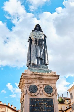 Roma, İtalya - 4 Kasım 2023: Campo de 'Fiori' deki Giordano Bruno Heykeli 