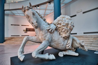 Roma, İtalya - 29 Ekim 2023: Aslan Capitoline Müzelerinden Bir At Heykeli 'ne Saldırıyor