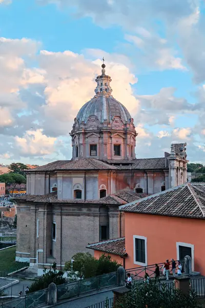 Roma, İtalya - 2 Kasım 2023: Santi Luca e Martina Kilisesi gün batımında Roma Forumu 'nda