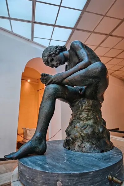 Roma, İtalya - 29 Ekim 2023: Yunan-Romen bronz heykeli olan Spinario, Palazzo dei Conservatori, Musei Capolini 'de ayağının dikenini söken bir çocuğun heykeli