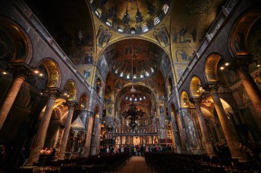 Venedik, İtalya - 9 Kasım 2023: Piazza San Marco 'da altın mozaikli Aziz Mark Bazilikası' nın iç manzarası