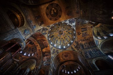 Venedik, İtalya - 9 Kasım 2023: Piazza San Marco 'da altın mozaikli Aziz Mark Bazilikası' nın iç manzarası