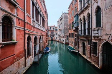 Venedik, İtalya - 9 Kasım 2023: Venedik şehir manzarası ve kanalları ve şehrin renkli ve eski mimarisi