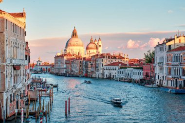 Venedik, İtalya - 9 Kasım 2023: Büyük Kanal ve Bazilika Santa Maria della Selamlaması