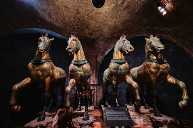 Venedik, İtalya - 9 Kasım 2023: Basilica di San Marco 'da antik bronz atlar. 4. Haçlı Seferi 'nde Konstantinopolis' ten alındı. San Marco 'da veya St. Mark Bazilikası' nda sergileniyor. 