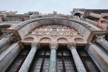 Venedik, İtalya - 9 Kasım 2023: St. Mark Bazilikası (Basilica di San Marco)