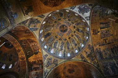 Venedik, İtalya - 9 Kasım 2023: Piazza San Marco 'da altın mozaikli Aziz Mark Bazilikası' nın iç manzarası