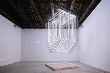 Venedik, İtalya - 9 Kasım 2023: Kosova Cumhuriyeti 'nin Venedik Mimari Bienali 2023 Pavilion' una ters neon ev kuruldu