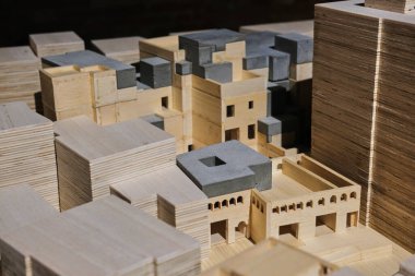 Venedik, İtalya - 9 Kasım 2023: ZAO Standart Mimari tarafından tasarlanan ahşap ve beton mimari model, Venedik Mimari Bienali 2023