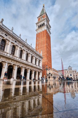 Venedik, İtalya - 9 Kasım 2023: San Marco Campanile 'deki St. Mark Bazilikası çan kulesi