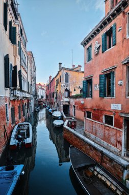 Venedik, İtalya - 9 Kasım 2023: Venedik şehir manzarası ve kanalları ve şehrin renkli ve eski mimarisi