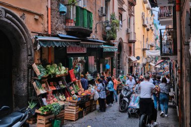 Napoli, İtalya - 8 Kasım 2023: Napoli 'deki Quartieri Spagnoli' de market alışverişi