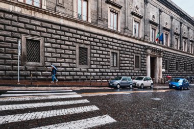 Napoli, İtalya - 8 Kasım 2023: Orsini di Gravina Via Monteoliveto 'daki 16. yüzyıl sarayı, Federico II Mimarlık Fakültesi' nin merkezi