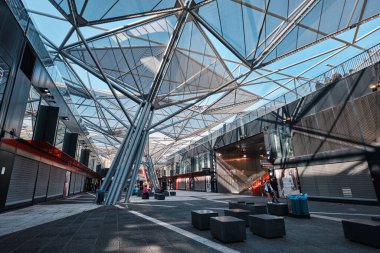 Napoli, İtalya - 8 Kasım 2023: Napoli Merkez Tren İstasyonu Piazza Garibaldi 'deki piramit şeklindeki tepe örtüsüyle Dominique Perrault tarafından tasarlandı