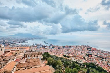 Napoli, İtalya - 7 Kasım 2023: Napoli Panoraması, Napoli Körfezi ve Vezüv Dağı 'nın manzarası. Campania ili