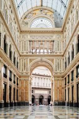 Napoli, İtalya - 8 Kasım 2023: Napoli, İtalya 'da halka açık bir alışveriş galerisi olan Galleria Umberto I' in iç manzarası. 1887-1890 yılları arasında inşa edilmiş.