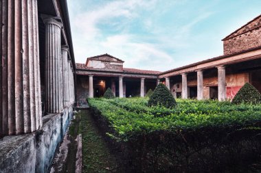 Napoli, İtalya - 8 Kasım 2023: Antik Pompei 'nin tipik bir Roma villasında bahçe