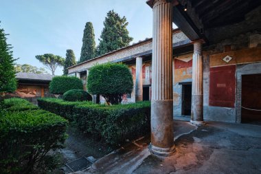 Napoli, İtalya - 8 Kasım 2023: Antik Pompei 'nin tipik bir Roma villasında bahçe