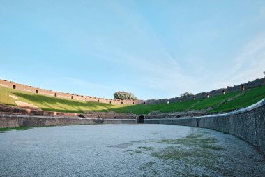 Napoli, İtalya - 8 Kasım 2023: Pompeii Amfitiyatrosu, Roma 'nın hayatta kalan en eski amfitiyatrolarından biridir. Eski Roma şehri Pompeii 'de yer almaktadır.