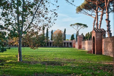 Napoli, İtalya - 8 Kasım 2023: antik Pompeii kentindeki Filistin Grande Sarayı 'nın avlusu