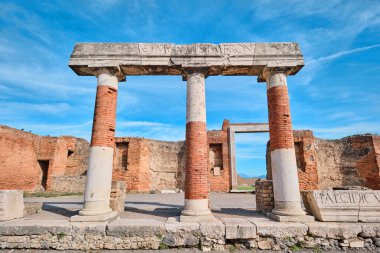 Napoli, İtalya - 8 Kasım 2023: Antik Roma kenti Pompeii 'deki Taş ve Tuğla Forum sütunları 