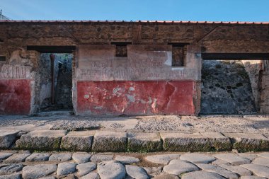 Napoli, İtalya - 8 Kasım 2023: Pompeii 'deki harabelerden birinin duvarına antik Latince graffiti