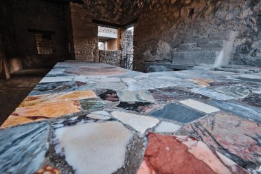 Pompei Harabeleri 'ndeki Via della Abbondanza sokağının arkeolojik kalıntıları. Şehir, Vezüv yanardağı tarafından yok edilen antik bir Roma şehriydi. Pompei, Campania