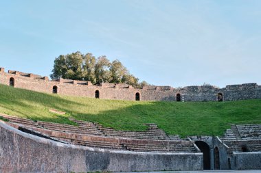 Napoli, İtalya - 8 Kasım 2023: Pompeii Amfitiyatrosu, Roma 'nın hayatta kalan en eski amfitiyatrolarından biridir. Eski Roma şehri Pompeii 'de yer almaktadır.