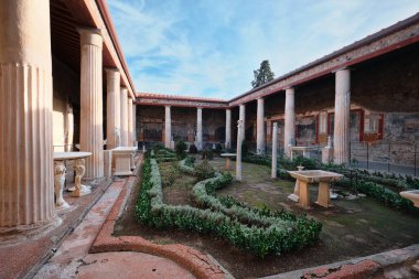 Napoli, İtalya - 8 Kasım 2023: Pompeii arkeolojik sahasında bulunan Vettii Hanedanı 'nın avlusu veya Casa dei Vettii veya Domus Vettiorum