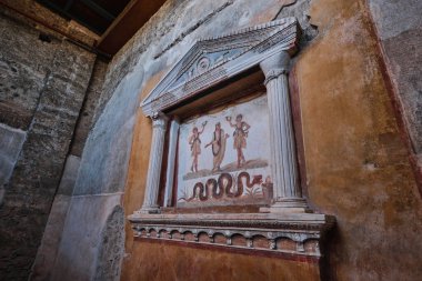 Napoli, İtalya - 8 Kasım 2023: Vettii Hanedanı veya Casa dei Vettii veya Pompeii arkeoloji sahasındaki Domus Vettiorum 'da Fresco ve duvar resimleri