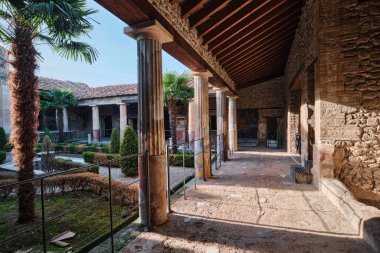 Napoli, İtalya - 8 Kasım 2023: Golden Cupids Evi 'nin avlusundan görüntü. Adı peristyle kapalı bir kübikülüste bulunan cam disklerin oyulmasından sonra verildi.