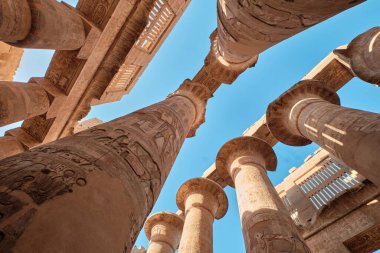 Luxor, Mısır - 26 Aralık 2023: Karnak tapınağında büyük sütunları olan Hypostyle Hall
