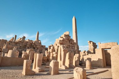 Luxor, Mısır - 2 Ocak 2024: Karnak Tapınağı 'nın Obeliskleri ve kalıntıları