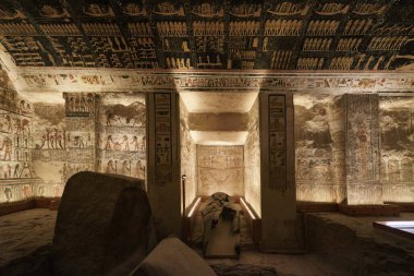 Luxor, Mısır - 2 Ocak 2024: Ramses V ve Ramesses VI, KV9, Krallar Vadisi 'ndeki duvarda renkli hiyeroglifler