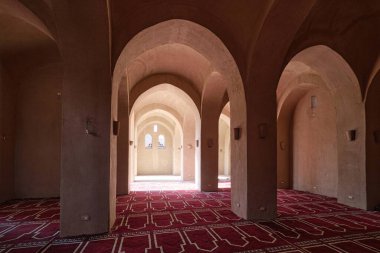 Luxor, Mısır - 26 Aralık 2023: Hassan Fathy tarafından tasarlanan Yeni Gurna Köyü Camisi 