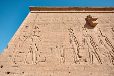 Qena, Mısır - 27 Aralık 2023: Dendera Tapınağı veya Hathor Mısır Tapınağı. Dendera Tapınağı kompleksi. Eski Mısır 'ın en iyi korunmuş tapınak alanlarından biri.