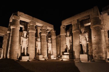 Luxor, Mısır - 26 Aralık 2023: Luxor Tapınağı sütunları gece aydınlandı