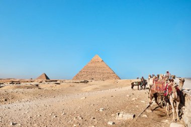Giza, Mısır - 24 Aralık 2023: Khafre Piramidi (Khafra, Khefren olarak da okunur) ve develi Menkaure