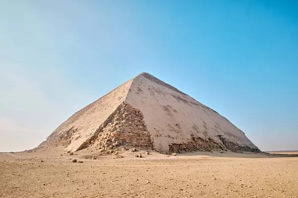 エジプトのサッカラ 2024年1月2日 カイロ近くのファラオ スネフ スネフェル のためのダフールの古代のベント ピラミッド — ストック写真
