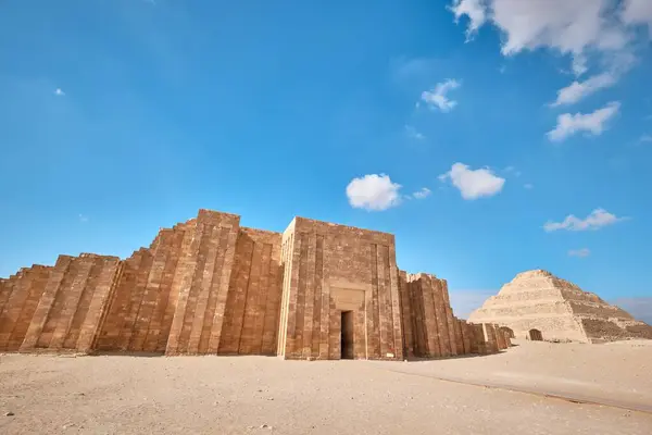 エジプトのサッカラ 2024年1月2日 サッカラのディケアーのピラミッドの近くにある道徳的な寺院への入口 ステップピラミッド複合体の屋根付きコロネードエントランス — ストック写真