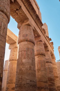 Luxor, Mısır - 26 Aralık 2023: Karnak tapınağında büyük sütunları olan Hypostyle Hall