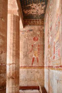 Luxor, Mısır - 26 Aralık 2023: Kraliçe Hatshepsut 'un Morg tapınağında boyanmış kabartmalar